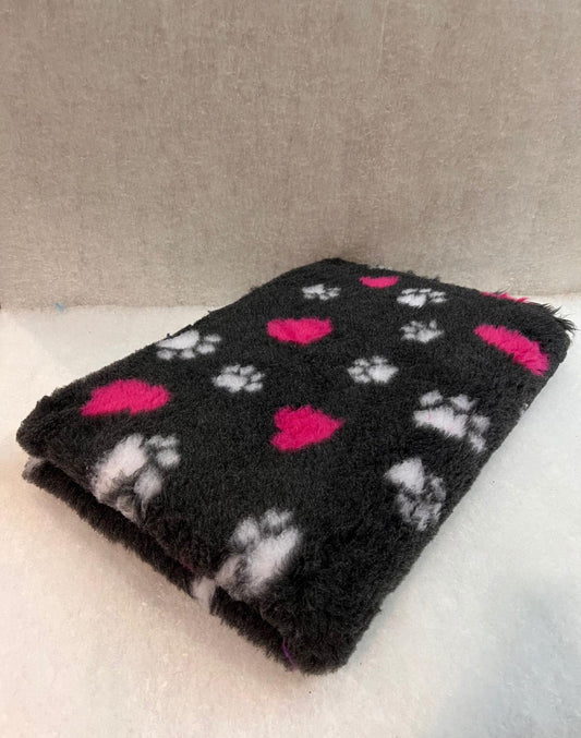 white paws pink hearts on black Vet Bedding 1mt x 1.5 Mtr