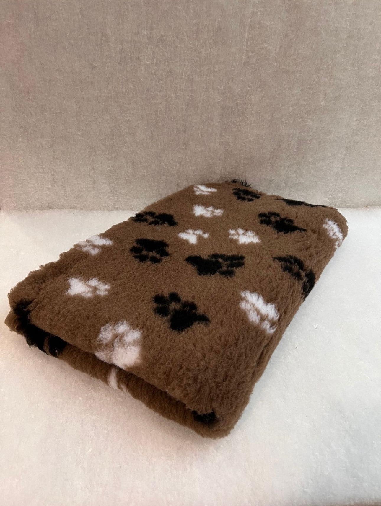 white/black paws on brown Vet Bedding 1mt x 1.5 Mtr