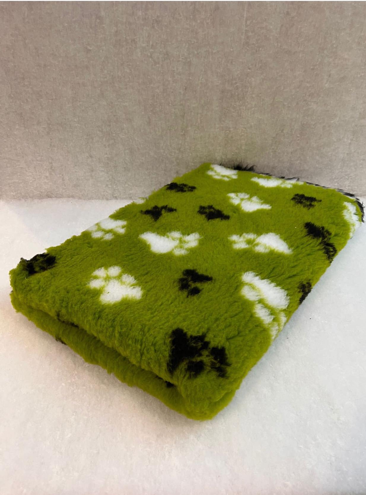 black/white paws on lime Vet Bedding 1mt x 1.5 Mtr